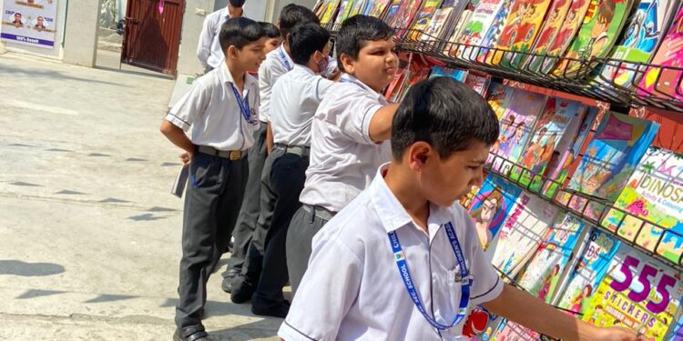 चिल्ड्रंस एकेडमी  में आयोजित त्रिदिवसीय पुस्तक मेले का समापन