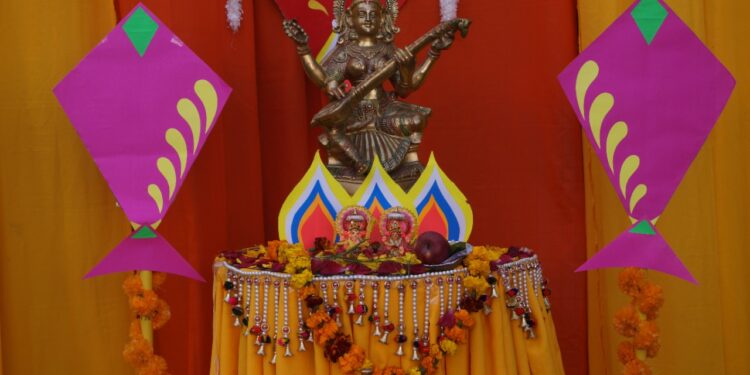 चिल्ड्रंस एकेडमी स्कूल में बसंत पंचमी उत्सव पर हुआ विधिवत हवन