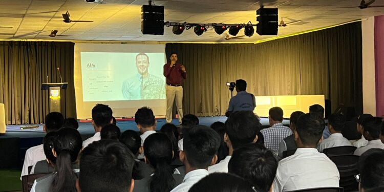 चिल्ड्रंस एकेडमी में हुआ कैरियर पाॅडकास्ट वक्ता रहे पूर्व एन एस जी कमांडेंट