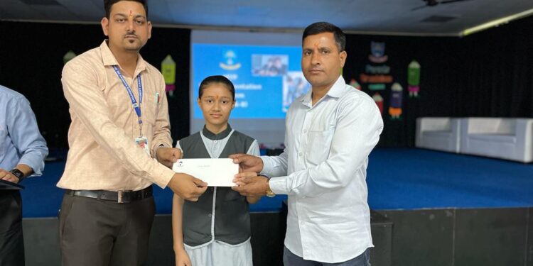 शिक्षा के क्षेत्र में प्रतिभावान बच्चों को मिली स्कॉलरशिप