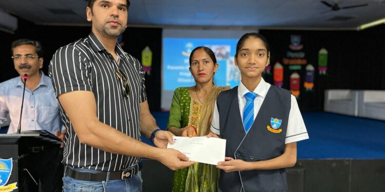 शिक्षा के क्षेत्र में प्रतिभावान बच्चों को मिली स्कॉलरशिप