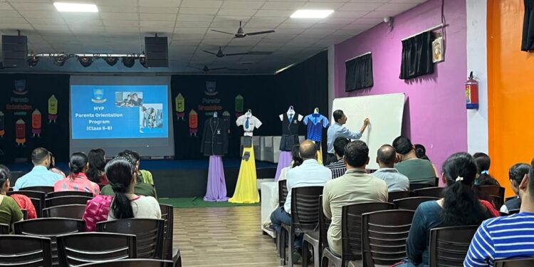 बच्चों के व्यक्तित्व विकास में विद्यालय के साथ अभिभावकों की भूमिका महत्वपूर्ण