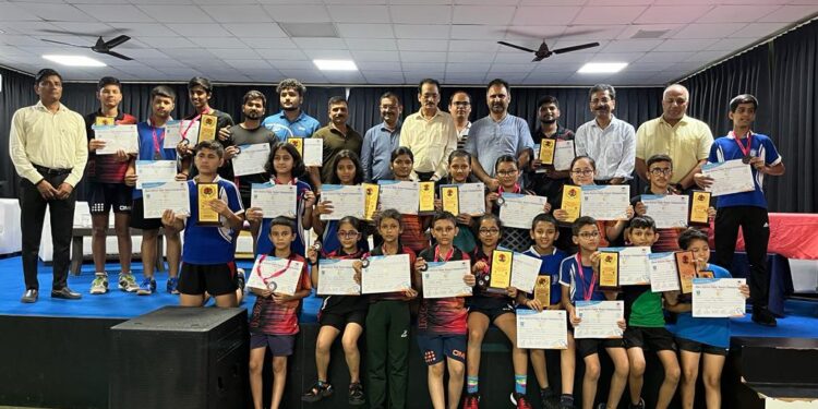 टेबल टेनिस प्रतियोगिता में बेहतरीन प्रदर्शन पर बच्चे पुरस्कृत