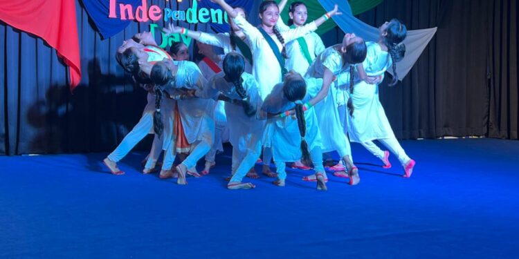 चिल्ड्रंस एकेडमी में रही स्वतंत्रता दिवस की धूम